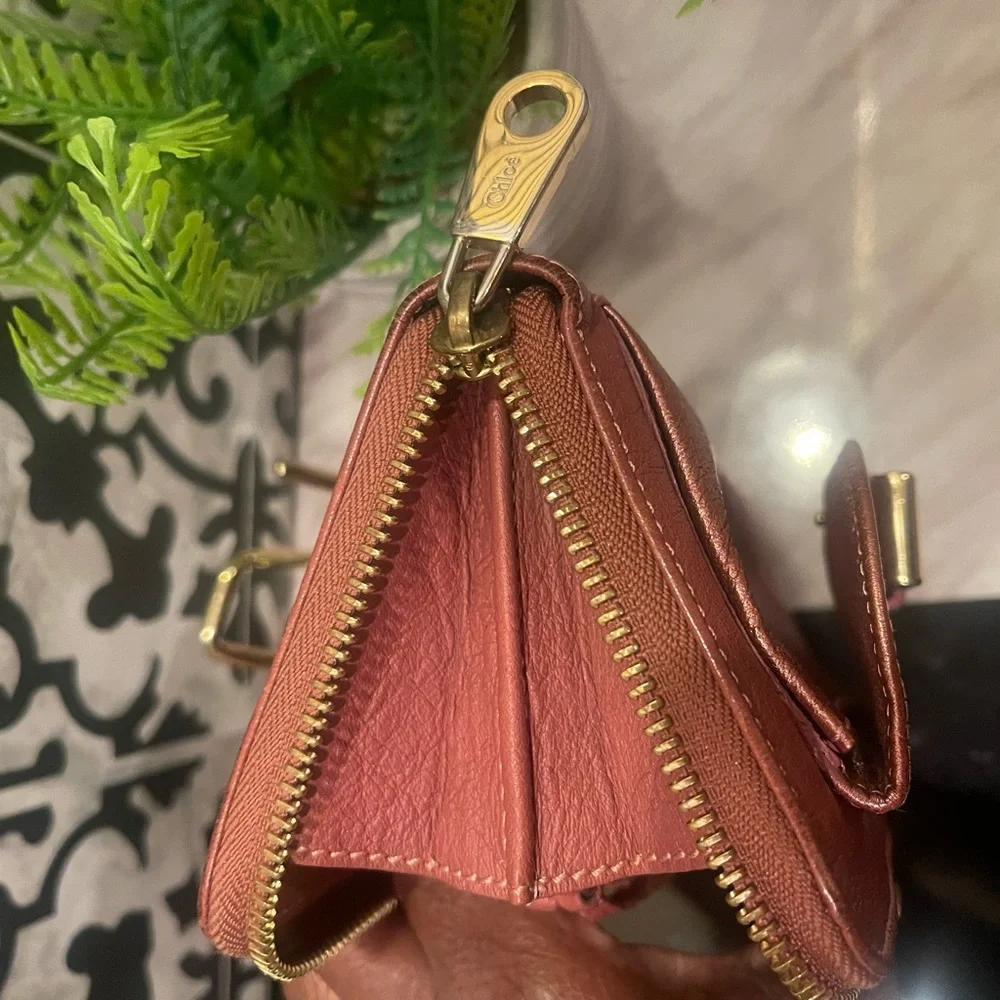 GUC Chloe signature bow zippy wallet - Picture 9 of 10